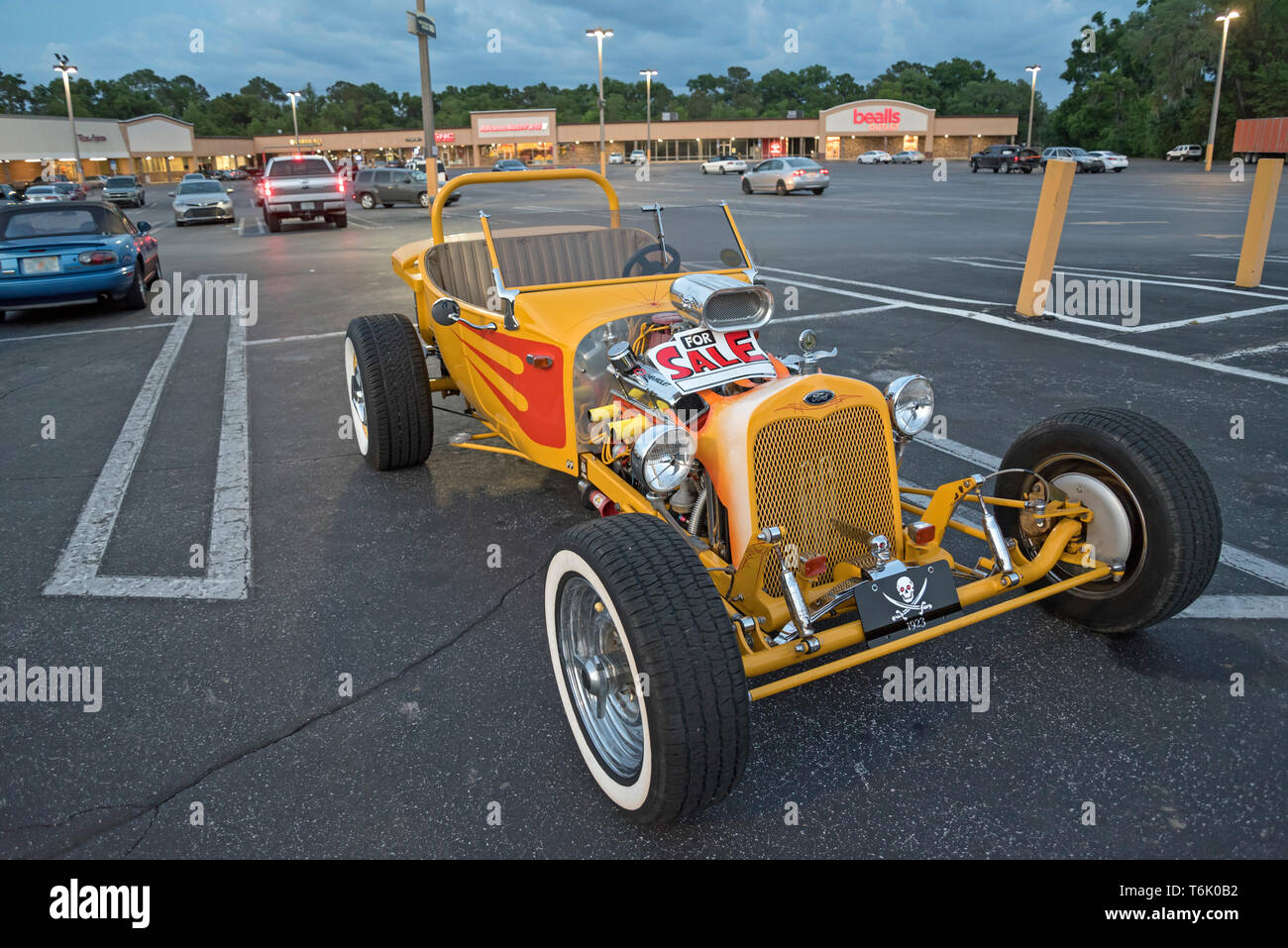 1923 hybrid Hot Rod in vendita nel centro commerciale parcheggio. Foto Stock