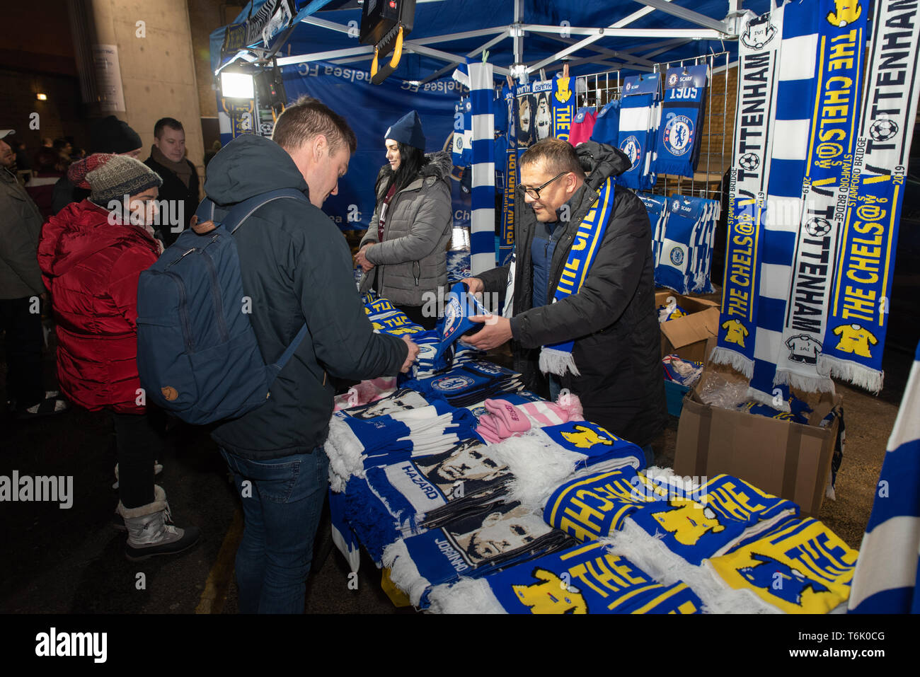 Sostenitore di acquistare un Chelsea sciarpa vicino Stadio Stamford Bridge, Chelsea F.C della casa. Foto Stock