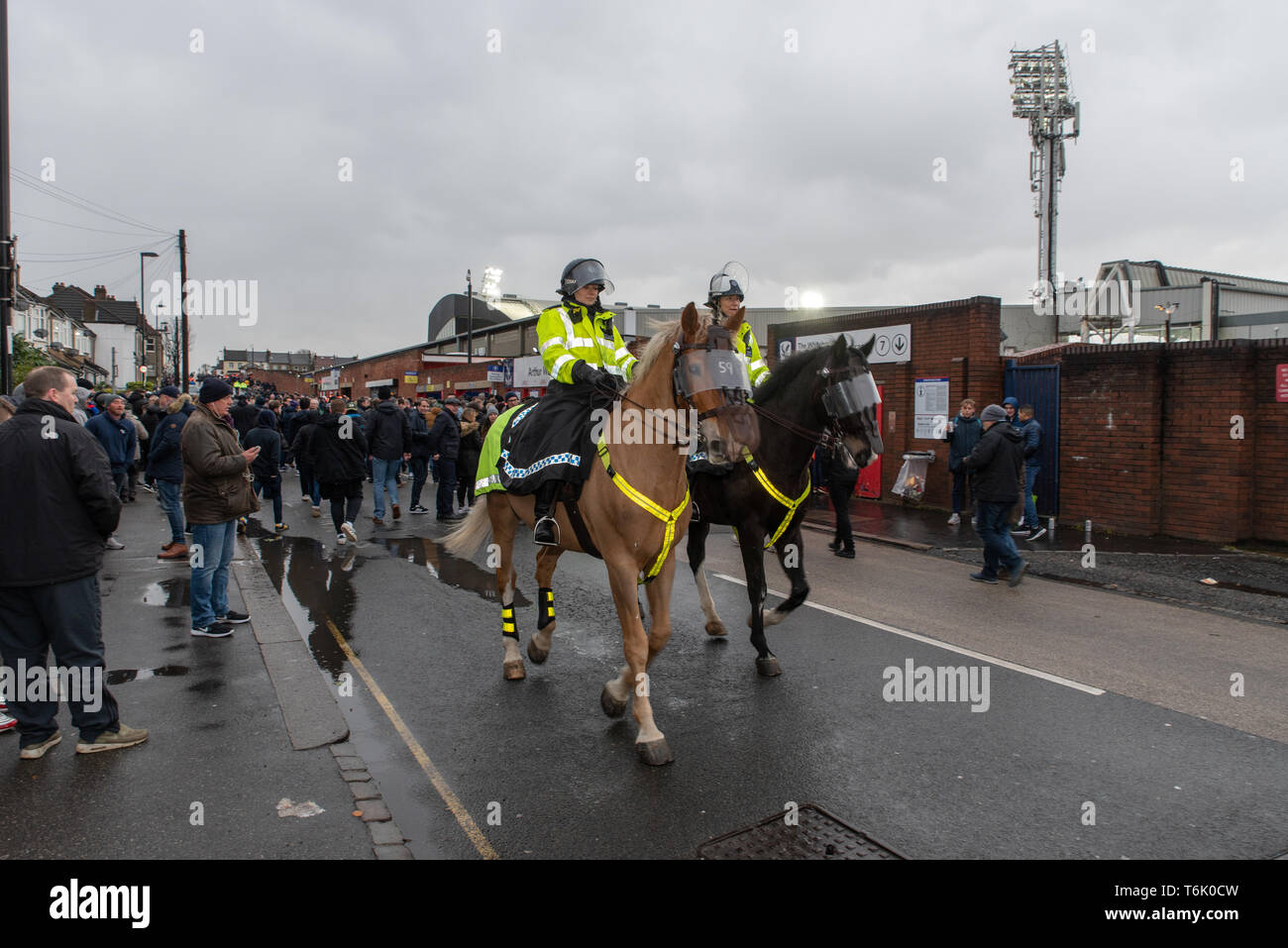 Femminile a cavallo a una partita di calcio a Selhurst Park, il Crystal Palace di casa prima di un tirante con il Tottenham Hotspur. /Polizia à Cheval avant le mat Foto Stock