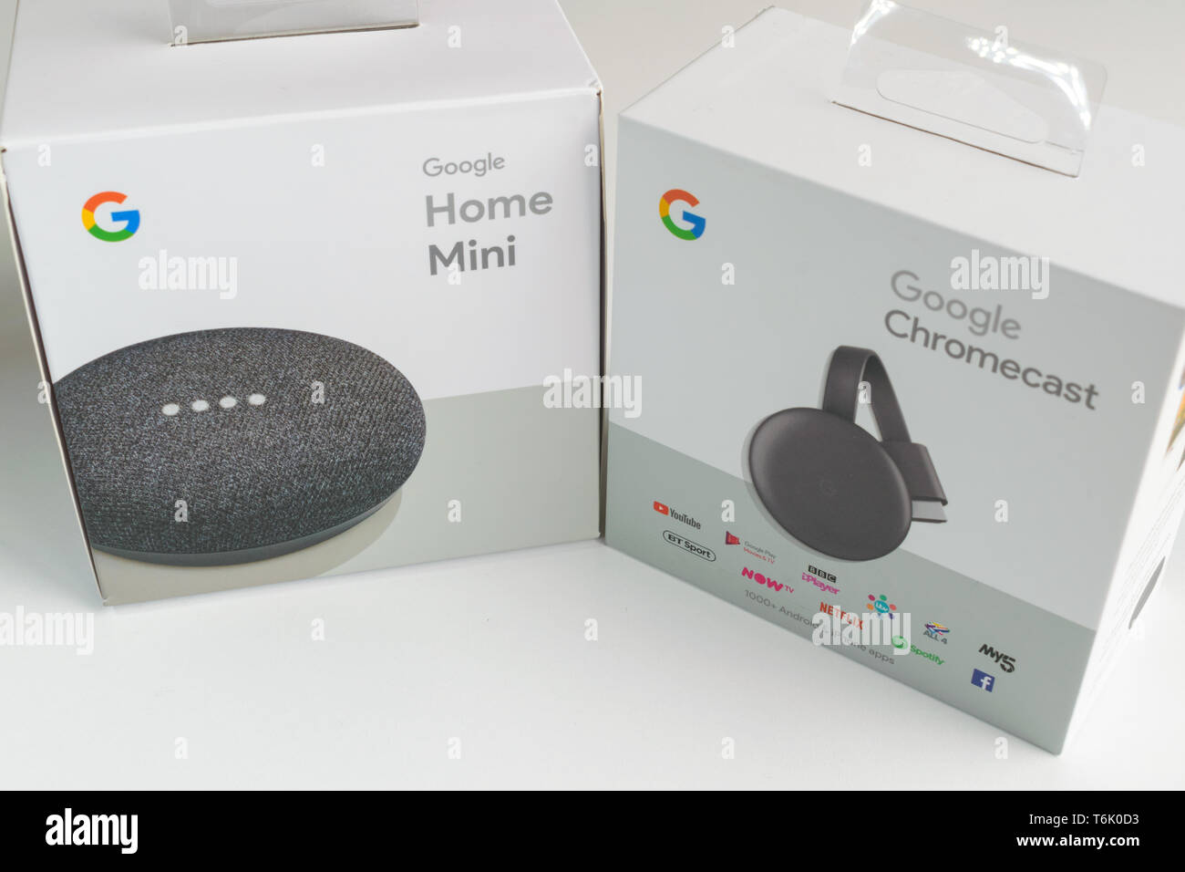 Athens, Grecia - 24 Aprile 2019: Home page di Google Mini e Google Chromecast terza generazione di scatole Foto Stock