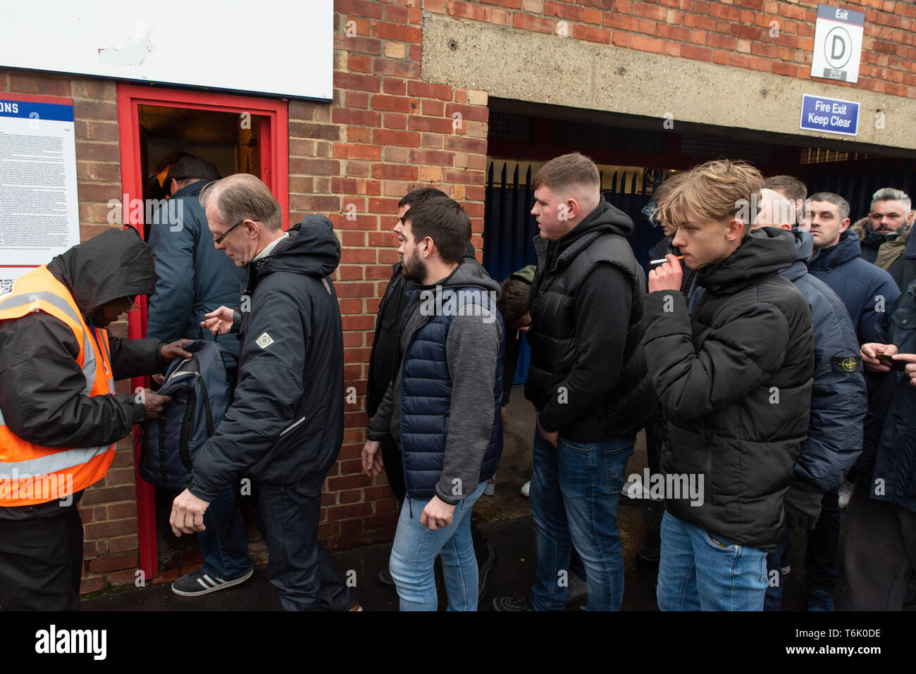 Tottenham Hotspur il fans sono cercati prima di entrare Selhurst Park per una FA Cup pareggio contro il palazzo di cristallo. Foto Stock