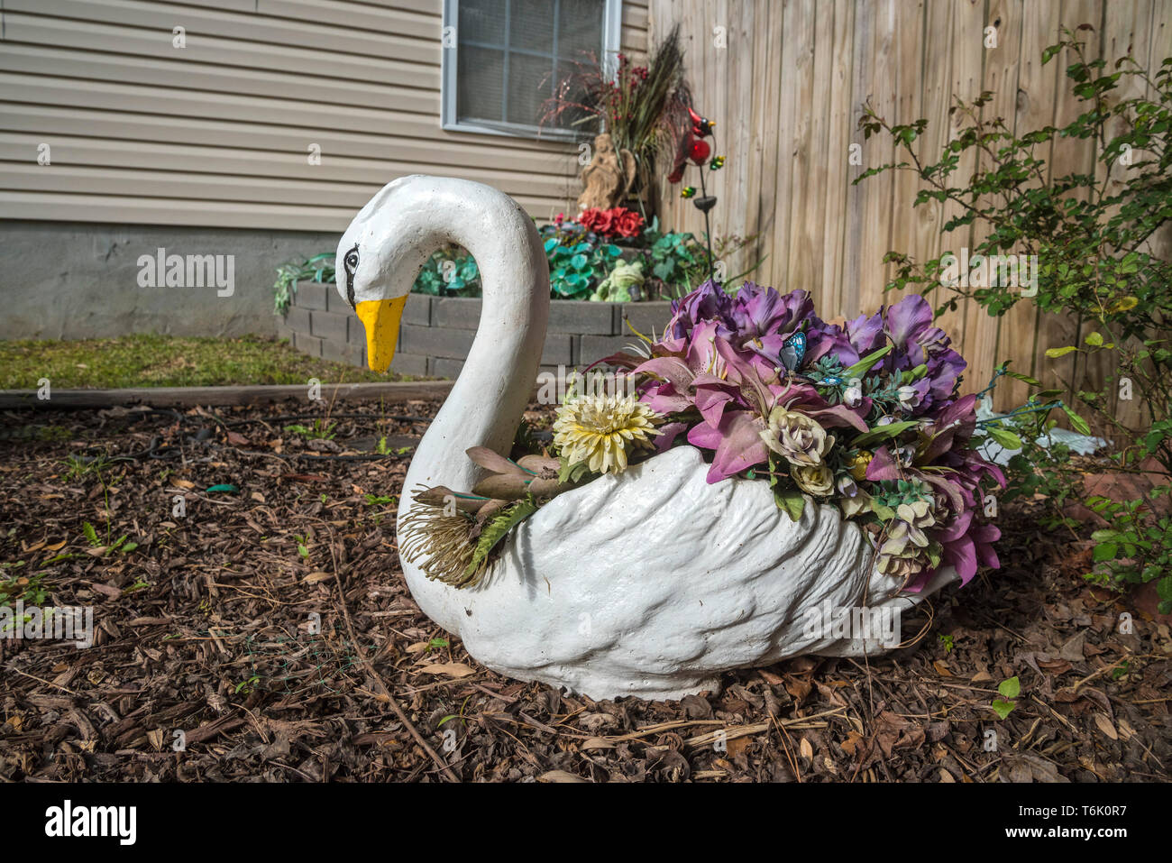 Onorando diletti familiari in un memorial Garden impostato in un cantiere in una casa privata in Carolina del Sud. Foto Stock