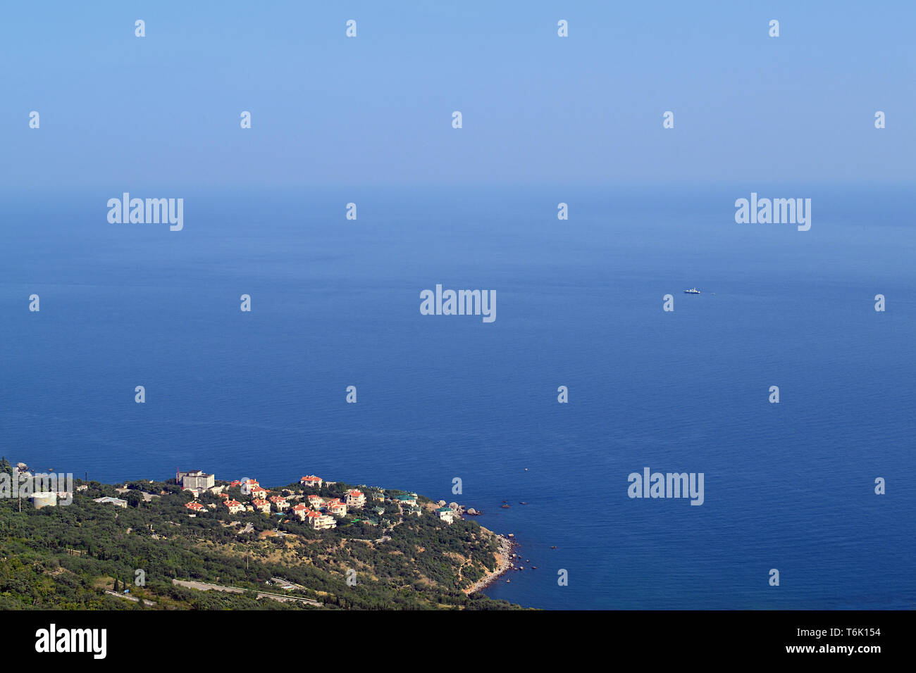 Mar Nero seascape nella calma della giornata di sole e il tratto di costa con numerose ville Foto Stock