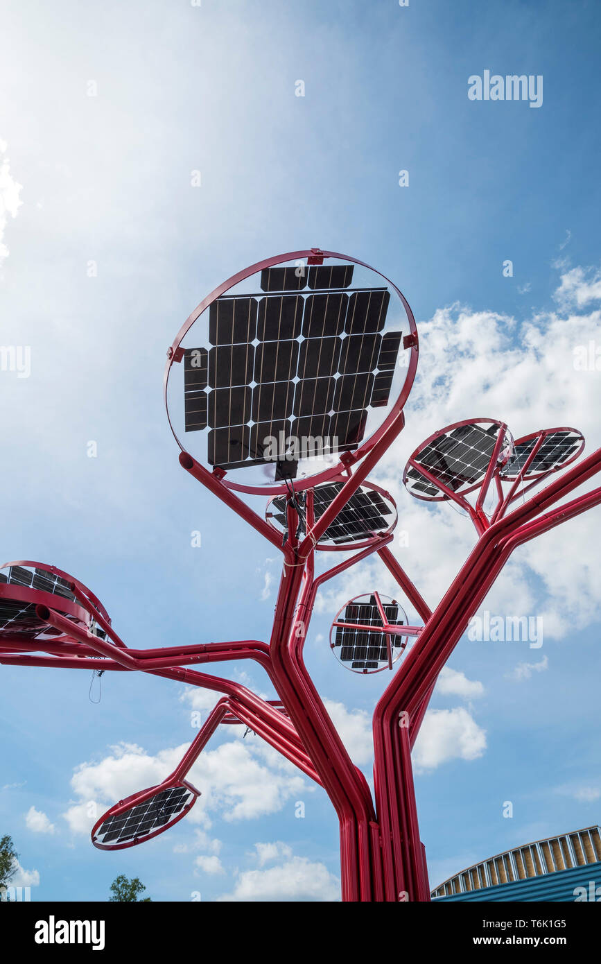 Uno dei sette alberi solare che sarà presente lo stand su due piani in San Felasco Tech City, un nuovo multi-sviluppo sfaccettato in Alachua, Florida. Foto Stock