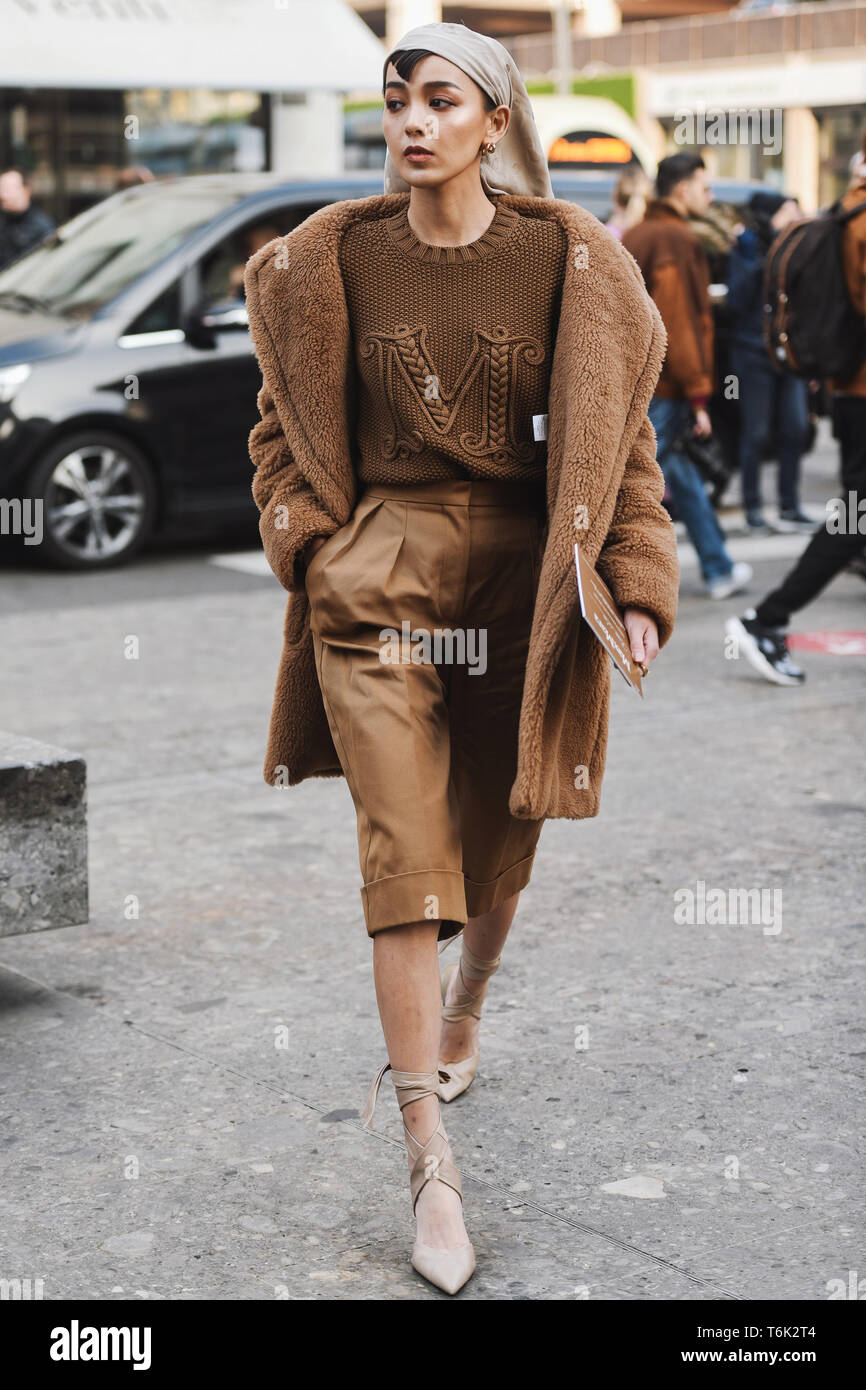 Milano, Italia - 21 Febbraio 2019: Street style - Outfit prima di una sfilata di moda durante la Settimana della Moda Milanese - MFWFW19 Foto Stock
