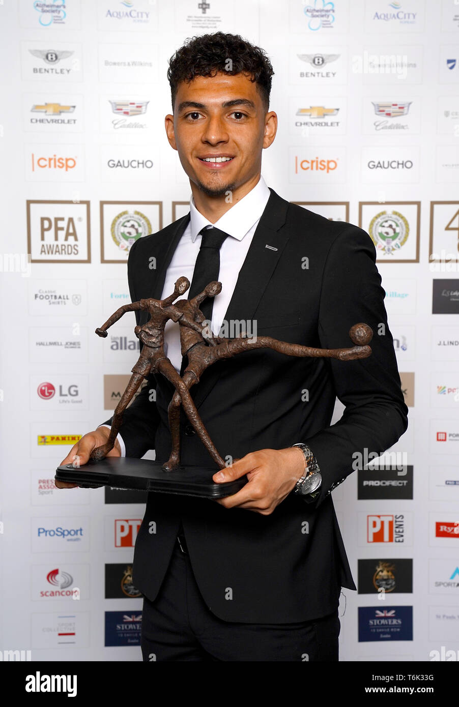 Mansfield Town Tyler Walker pone con la sua PFA lega due Team del premio di anno durante il 2019 PFA premi al Grosvenor House Hotel di Londra. Foto Stock