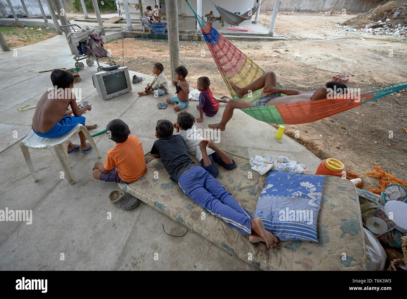 Indigeni Warao rifugiati provenienti dal Venezuela guardare la televisione nella loro insediamento a Boa Vista, Brasile. Foto Stock