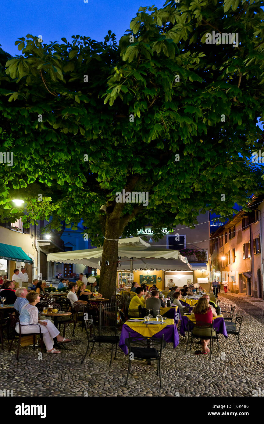 Malcesine: veduta serale di una caratteristica piazzetta del centro storico con gente seduta ai tavolini di un bar. [Ita] Malcesine: un piccolo quadrato ho Foto Stock