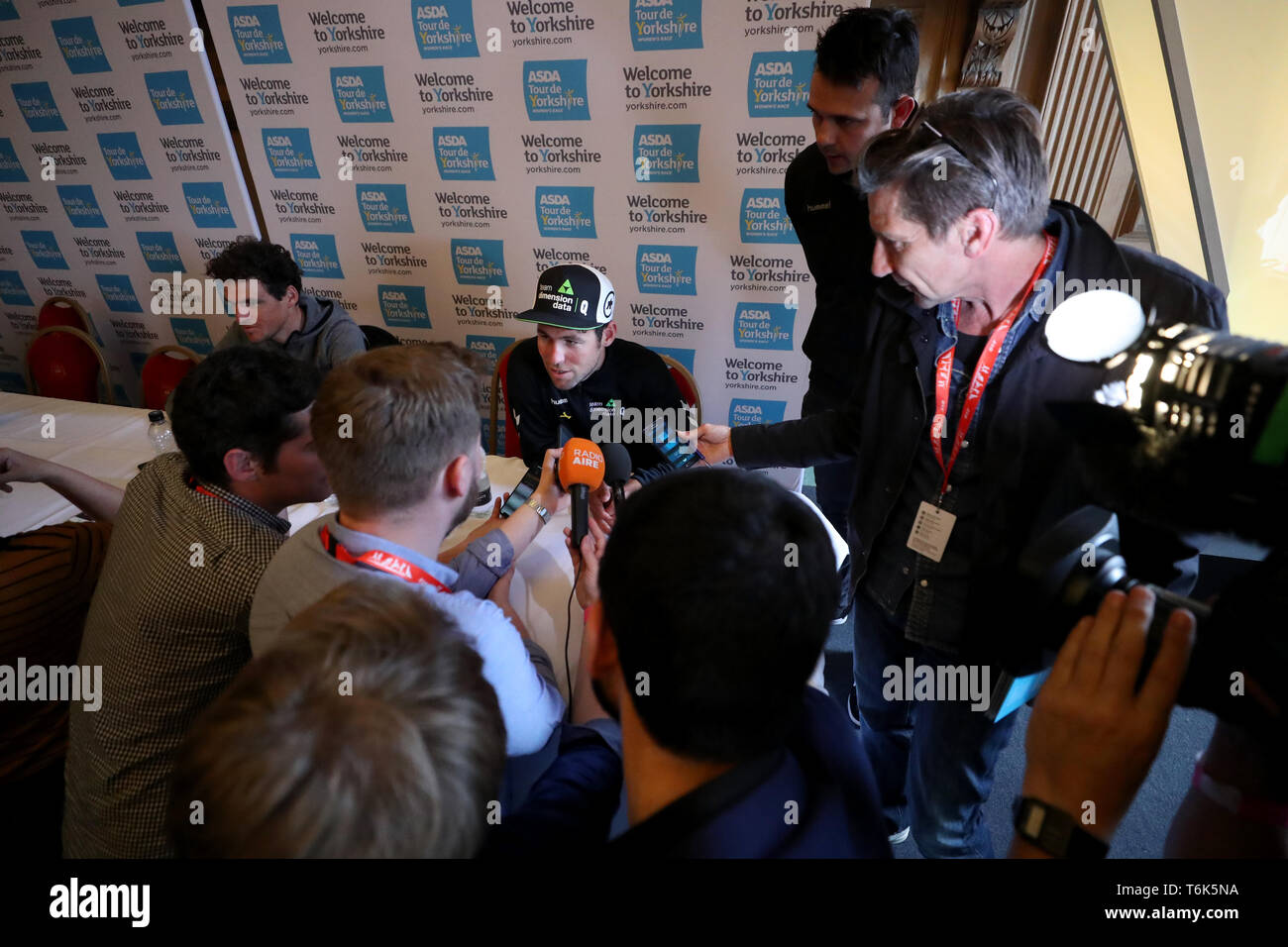 La dimensione del team pilota dati Mark Cavendish viene intervistato durante la conferenza stampa per il Tour de Yorkshire a Leeds Sala Civica. Foto Stock