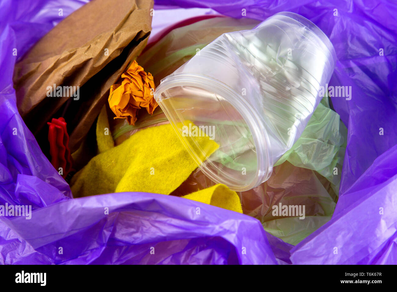 Concetto di rifiuti e inquinamento. Background e texture di un mucchio di rifiuti, sgualciti coppa in materiale plastico, pacchetti di carta. Foto Stock