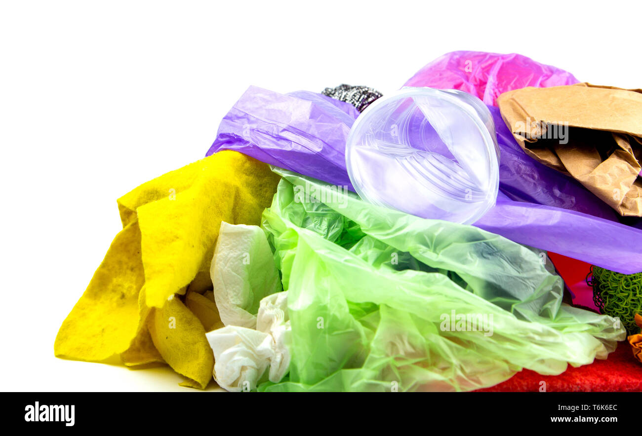 Concetto di rifiuti e inquinamento. Un mucchio di rifiuti, sgualciti coppa in materiale plastico, pacchetti, carta isolare su uno sfondo bianco. Foto Stock