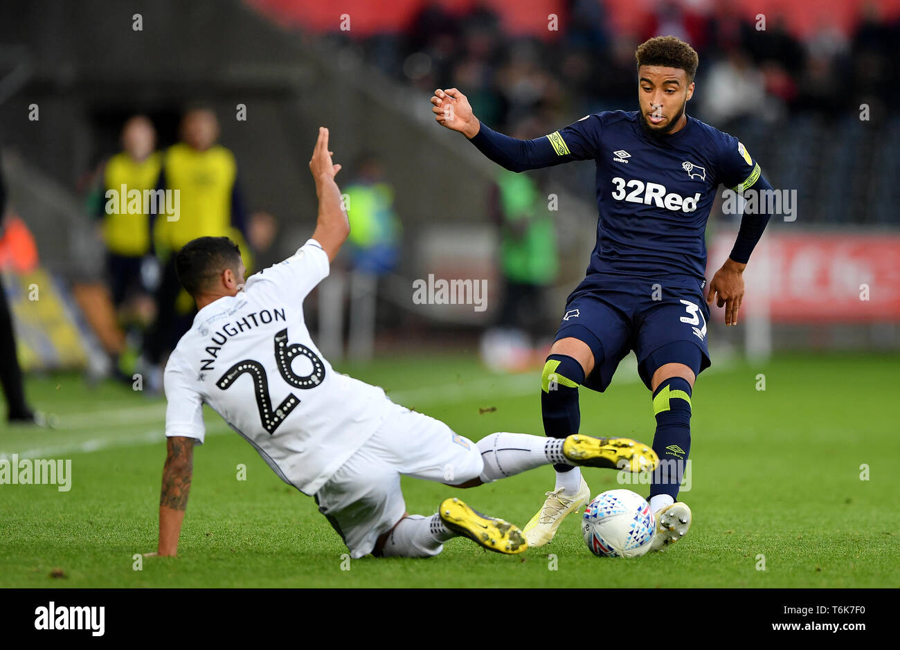 Swansea City è Kyle Naughton scorre in su Derby County's Jayden Bogle durante il cielo di scommessa match del campionato al Liberty Stadium, Swansea. Foto Stock