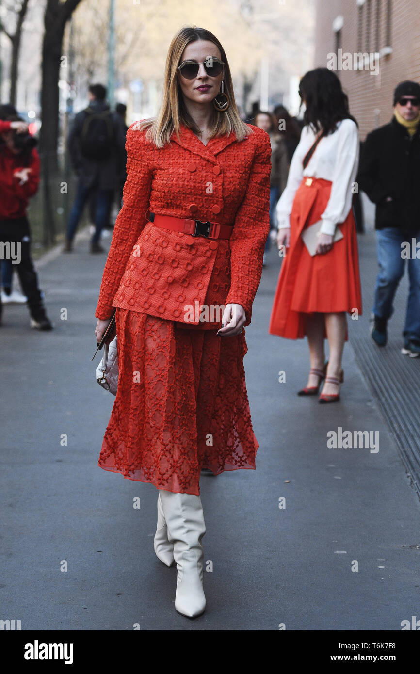 Milano, Italia - 21 Febbraio 2019: Street style - Outfit prima di una sfilata di moda durante la Settimana della Moda Milanese - MFWFW19 Foto Stock