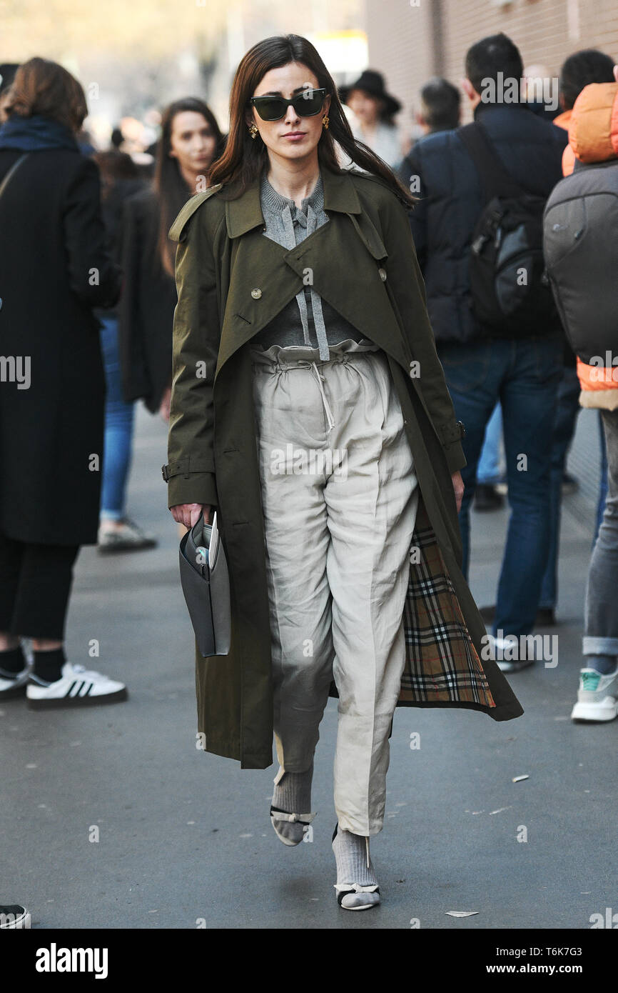 Milano, Italia - 21 Febbraio 2019: Street style - donne che indossano un Burberry trench coat dopo la sfilata di moda durante la Settimana della Moda Milanese - MFWFW19 Foto Stock