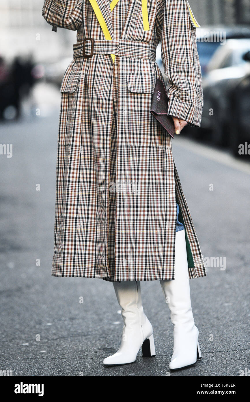 Milano, Italia - 22 Febbraio 2019: Street style - Influencer Linda Tol dopo una sfilata di moda durante la Settimana della Moda Milanese - MFWFW19 Foto Stock
