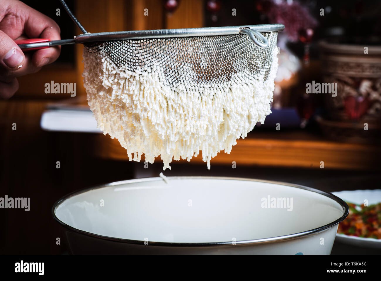 Il processo per la fabbricazione di pasqua tradizionale cottage stampato dessert formaggio paska. Foto Stock