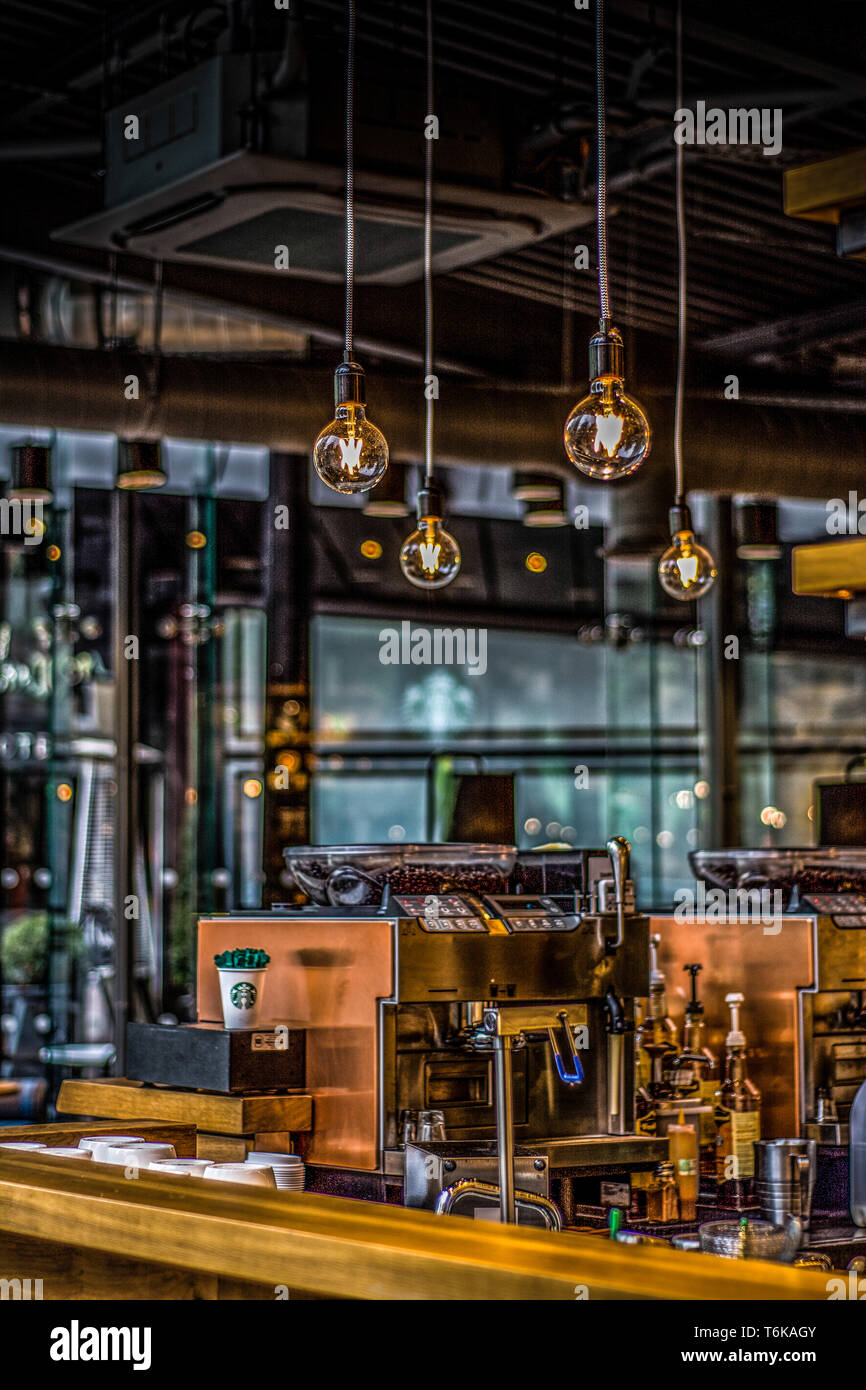 Una immagine verticale a di un contatore di Starbucks in Manchester, UK. Foto Stock