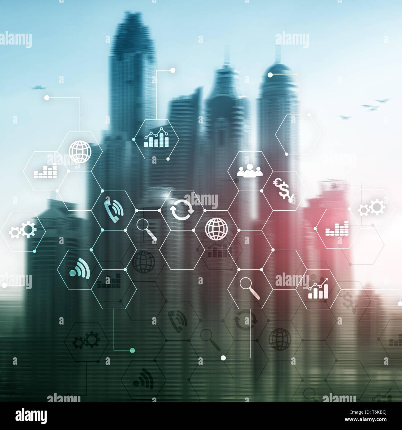 La doppia esposizione dei supporti misti. Gli schemi e le icone sulla schermata di ologramma. La gente di affari e moderna città sullo sfondo. Foto Stock
