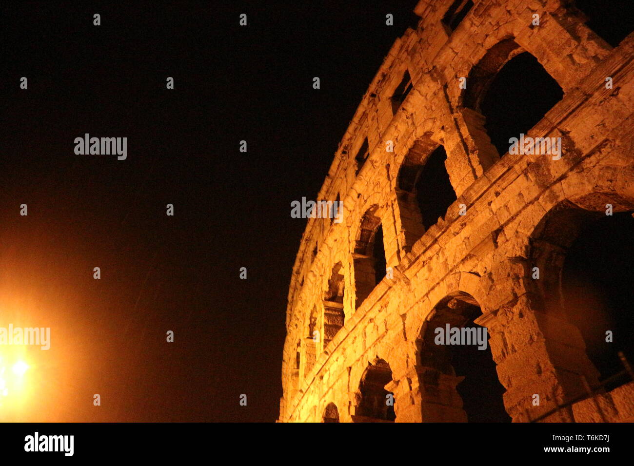 Anfiteatro romano situato a Pola, Croazia, chiamato l'Arena di Pola. Girato sotto la pioggia e di notte. Foto Stock