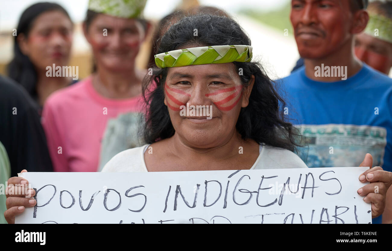 Una donna che tiene un cartello come popoli indigeni marzo attraverso le strade di Atalaia do Norte, Brasile, protesta intende municipalize health care. Foto Stock