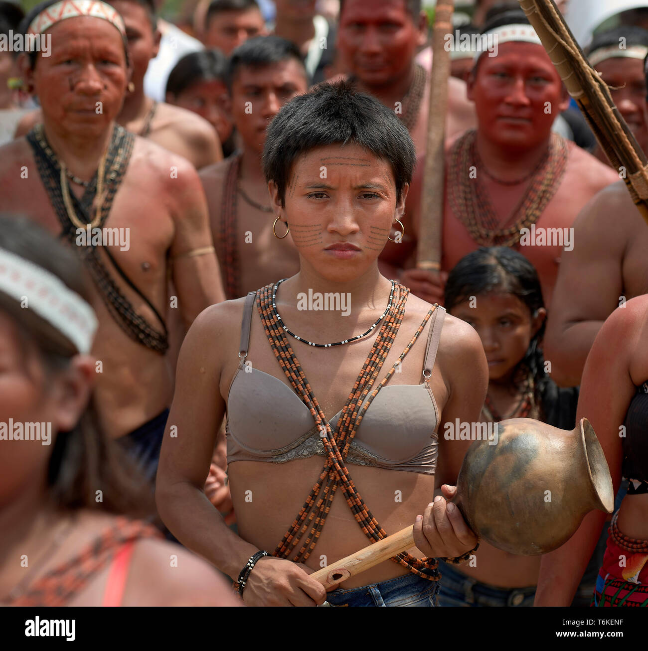 I popoli indigeni marzo attraverso le strade di Atalaia do Norte, Brasile, protestando piani di governo municipalize health care. Foto Stock