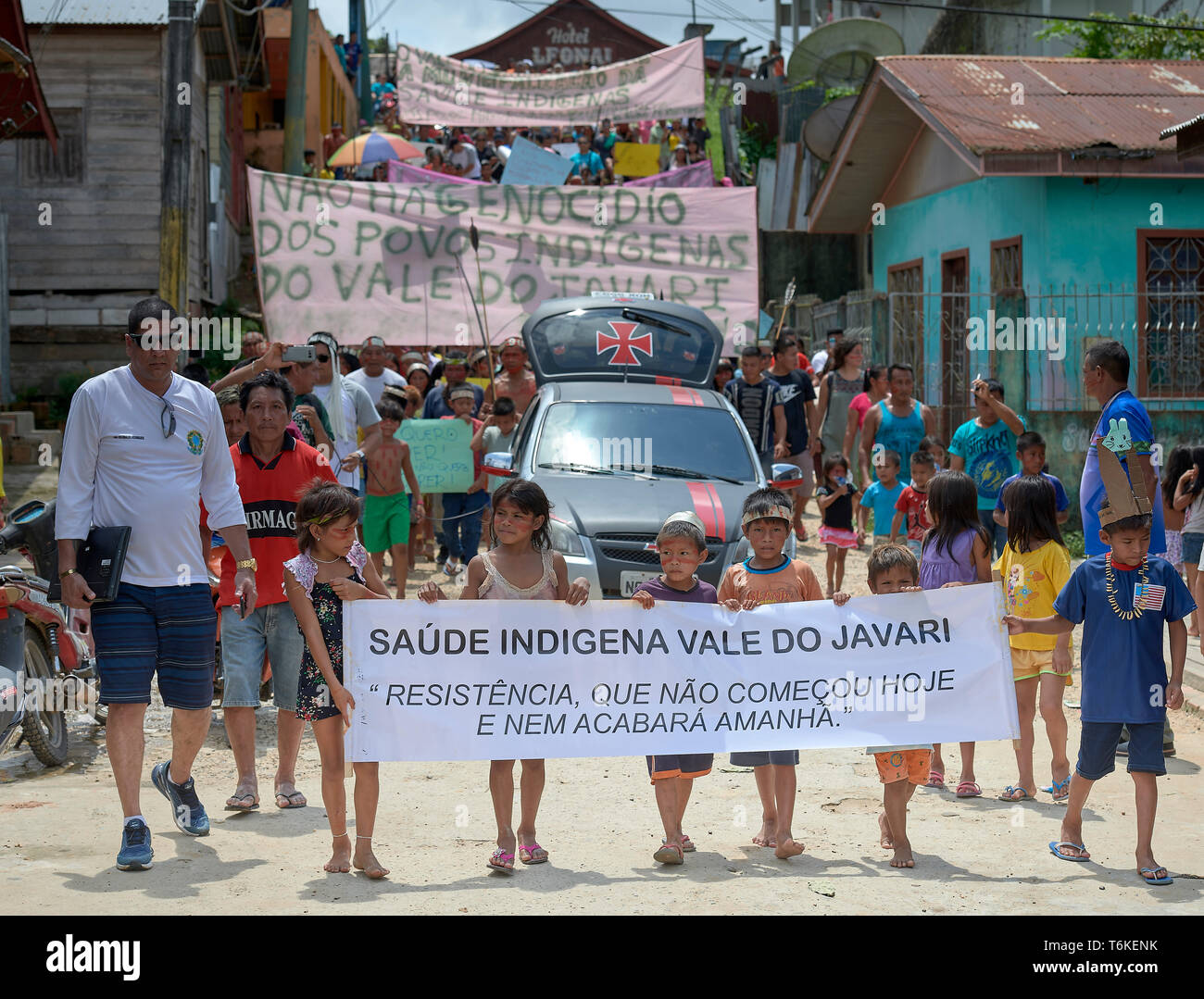 I popoli indigeni marzo attraverso le strade di Atalaia do Norte in Brasile la regione amazzonica, protestando un piano del governo per municipalize health care. Foto Stock