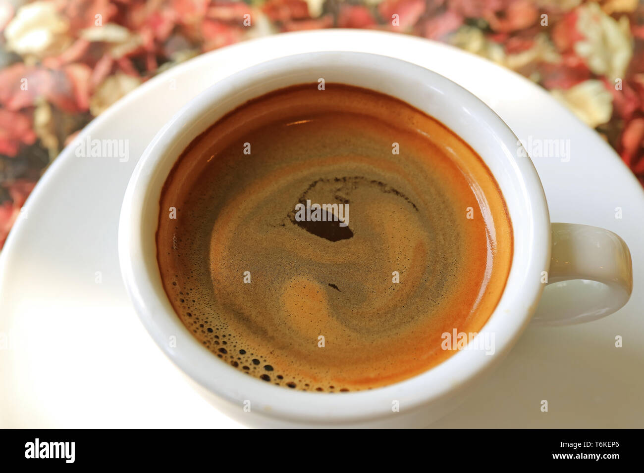 Closeup squisiti caffè schiuma di una tazza di caffè caldo Foto Stock