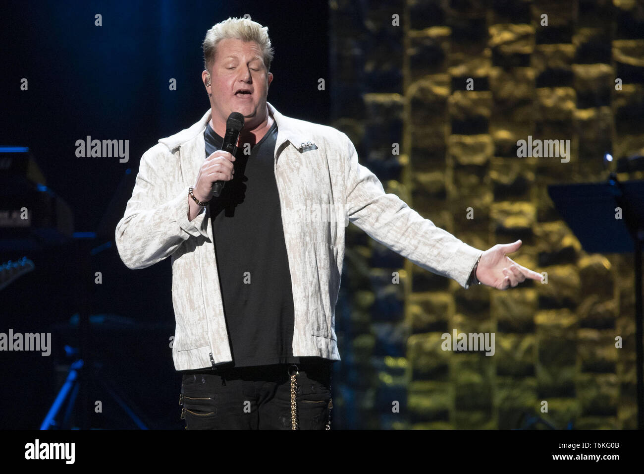 Aprile 27, 2019 - Nashville, Tennessee, Stati Uniti - 30 Aprile 2019 - Nashville, Tennessee - Gary LeVox di Rascal Flatts esegue sul palco a 35 anni di amici: celebrare la musica di Michael W. Smith tenutosi presso la Bridgestone Arena. Photo credit: Federico Breedon/AdMedia. (Credito Immagine: © Federico Breedon/AdMedia via ZUMA filo) Foto Stock