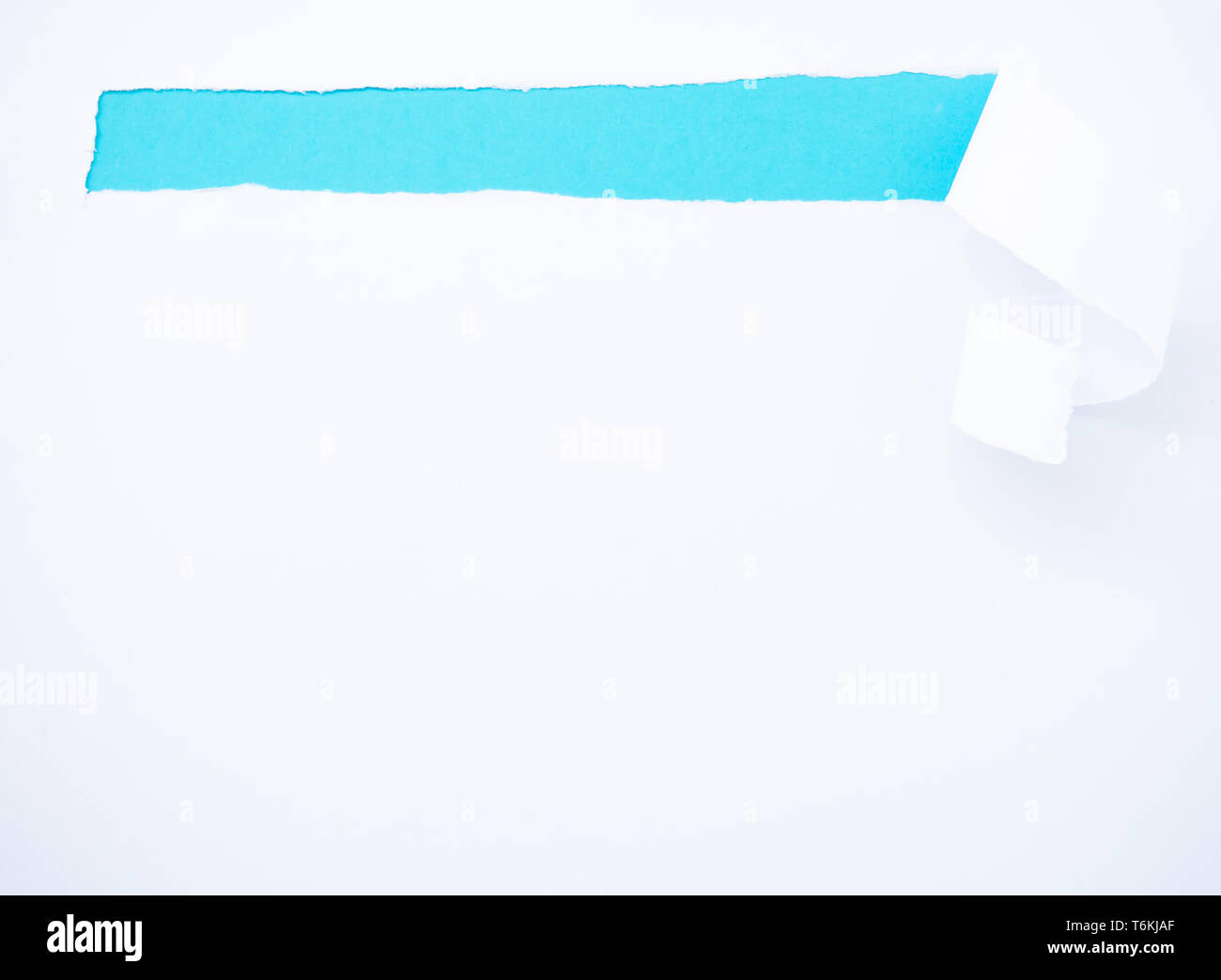 Strappato carta bianca isolata su blu Foto Stock