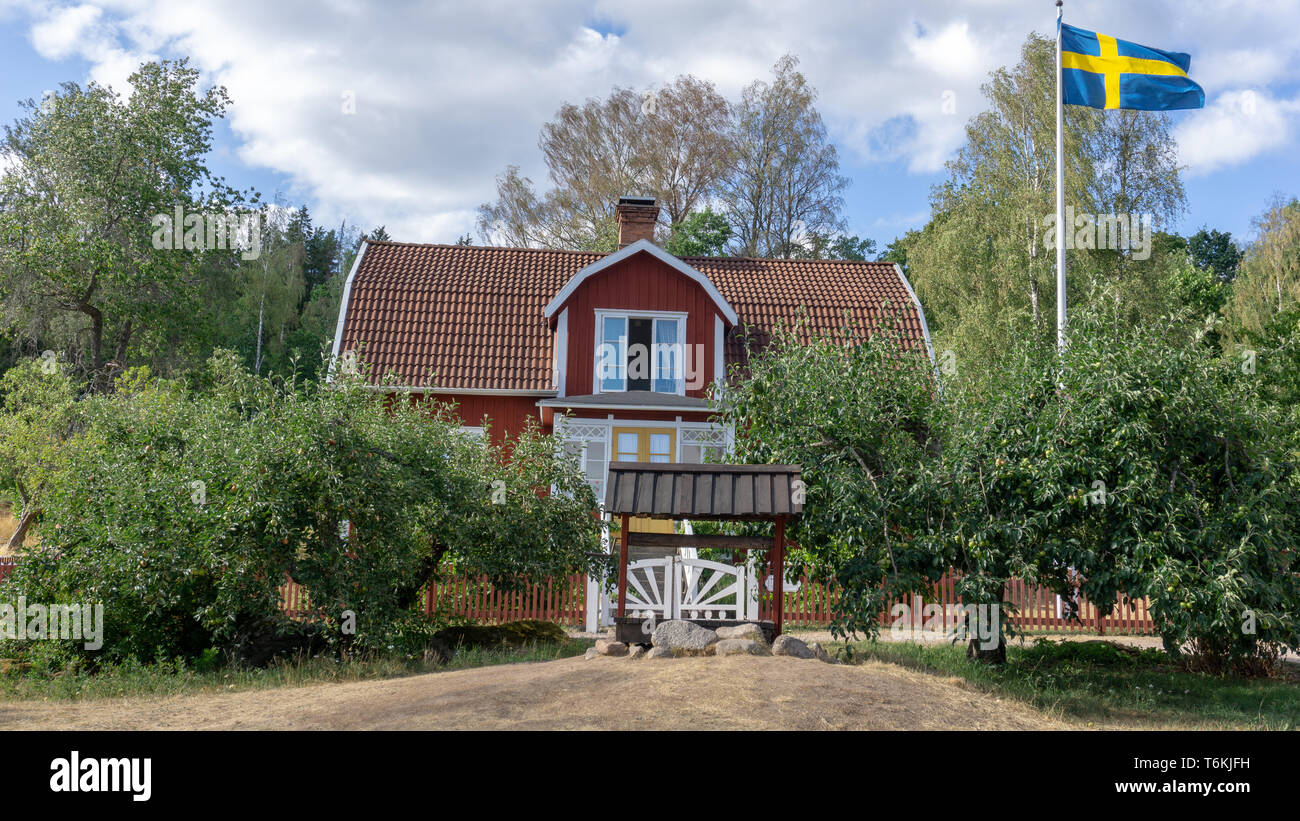 Vecchio carrello nella parte anteriore del rosso allevamento in legno casa sul cortile Katthult in Lönneberga, Schweden, Michel, Astrid Lindgren Foto Stock