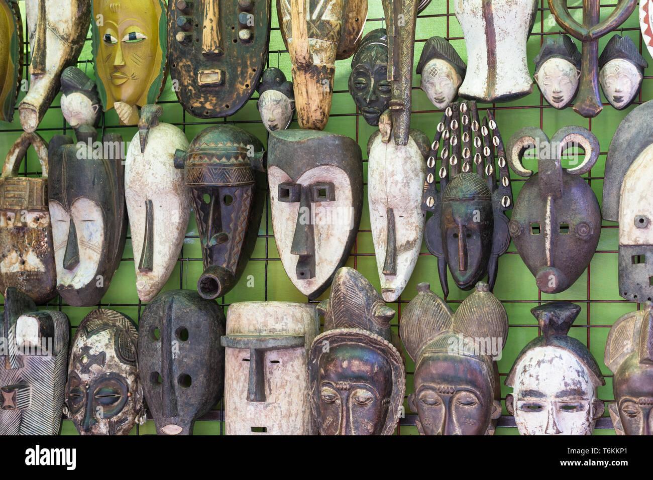 Le maschere africane appeso su una maglia di filo di stand in Piazza Greenmarket street market di Città del Capo in Sud Africa Foto Stock