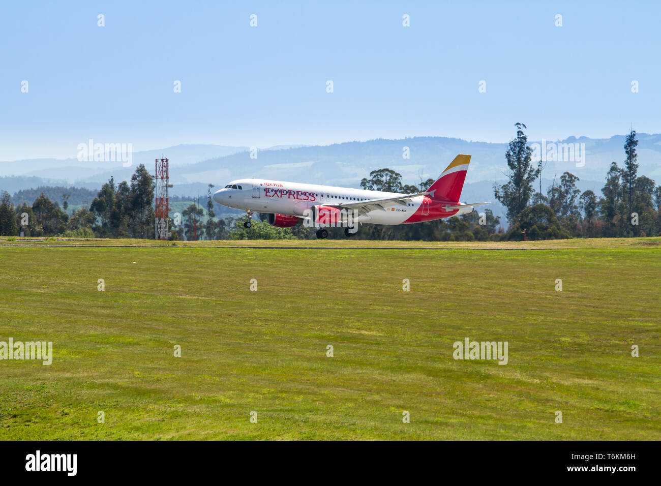 Santiago de Compostela, Spagna. 28 aprile 2019: Iberia express aereo passeggeri di atterraggio su Santiago de Compostela Airport Foto Stock