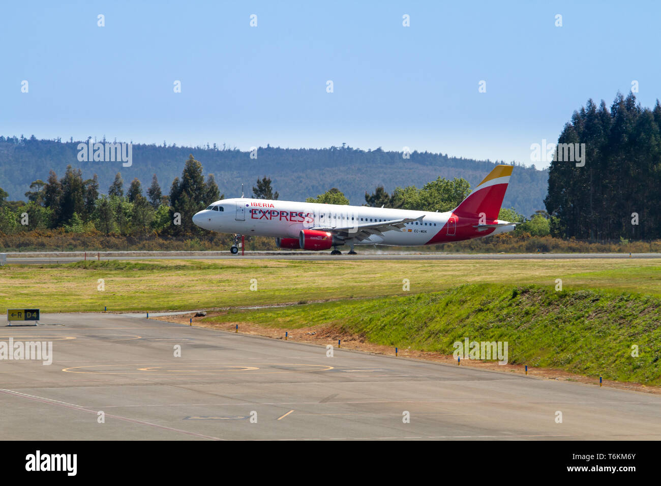 Santiago de Compostela, Spagna. 28 aprile 2019: Iberia express aereo passeggeri di atterraggio su Santiago de Compostela Airport Foto Stock
