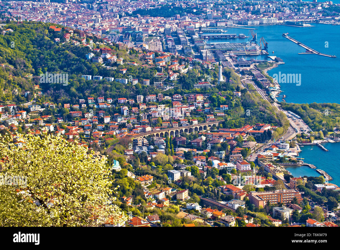 Città di Trieste panoramica vista aerea, regione Friuli Venezia Giulia di Italia Foto Stock