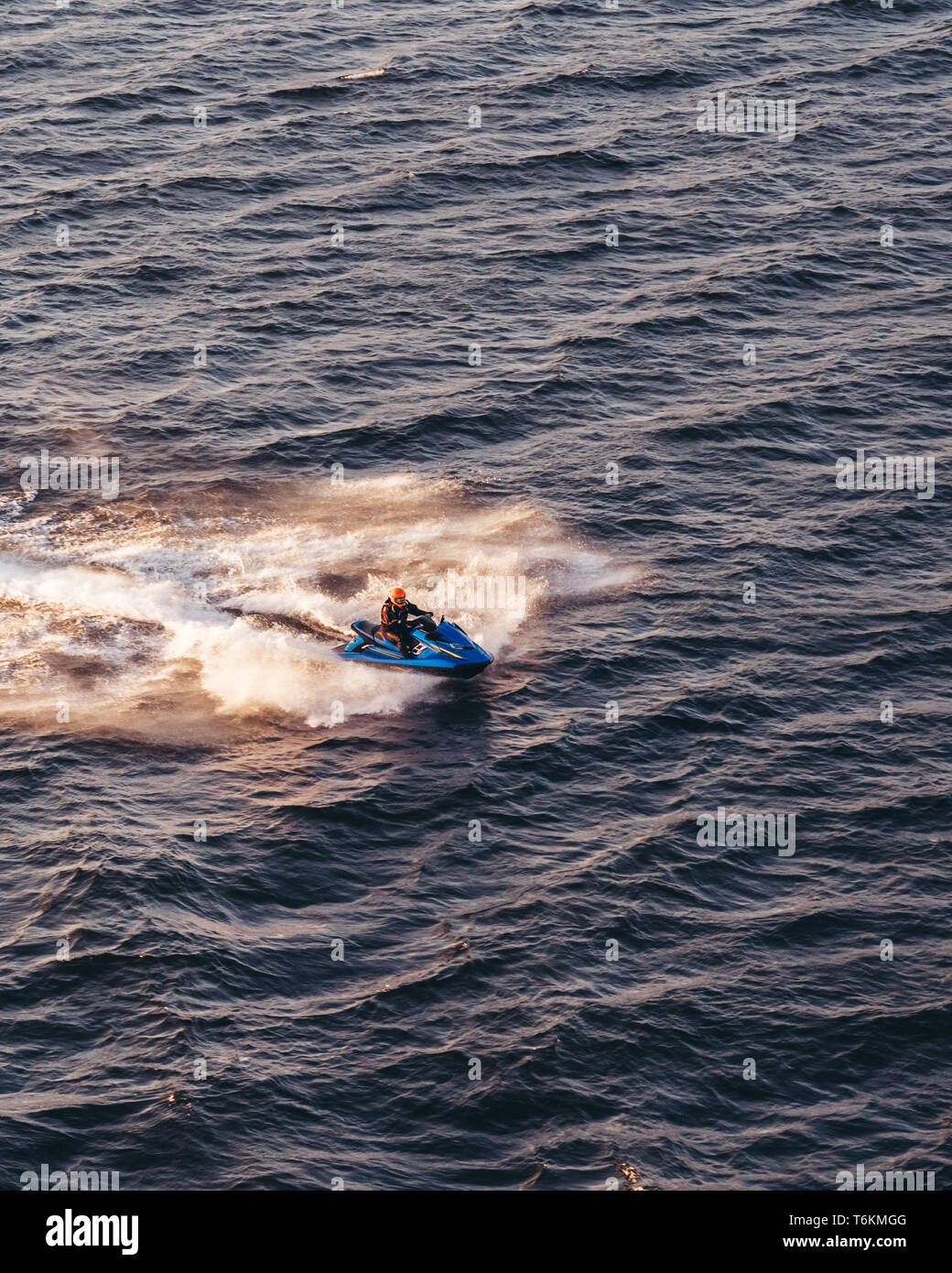 Jet ski andare veloci e gli spruzzi di acqua nelle acque dell'arcipelago di Stoccolma al tramonto, Svezia Foto Stock