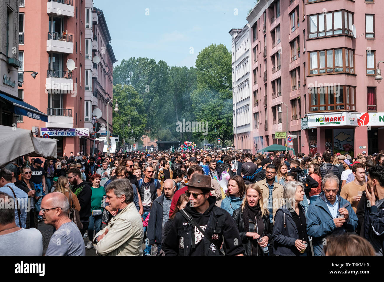 Berlino, Germania - 01 May 2019: la gente sulla strada di myfest celebrazione su mayday , 1. mai, Berlino Kreuzberg Foto Stock
