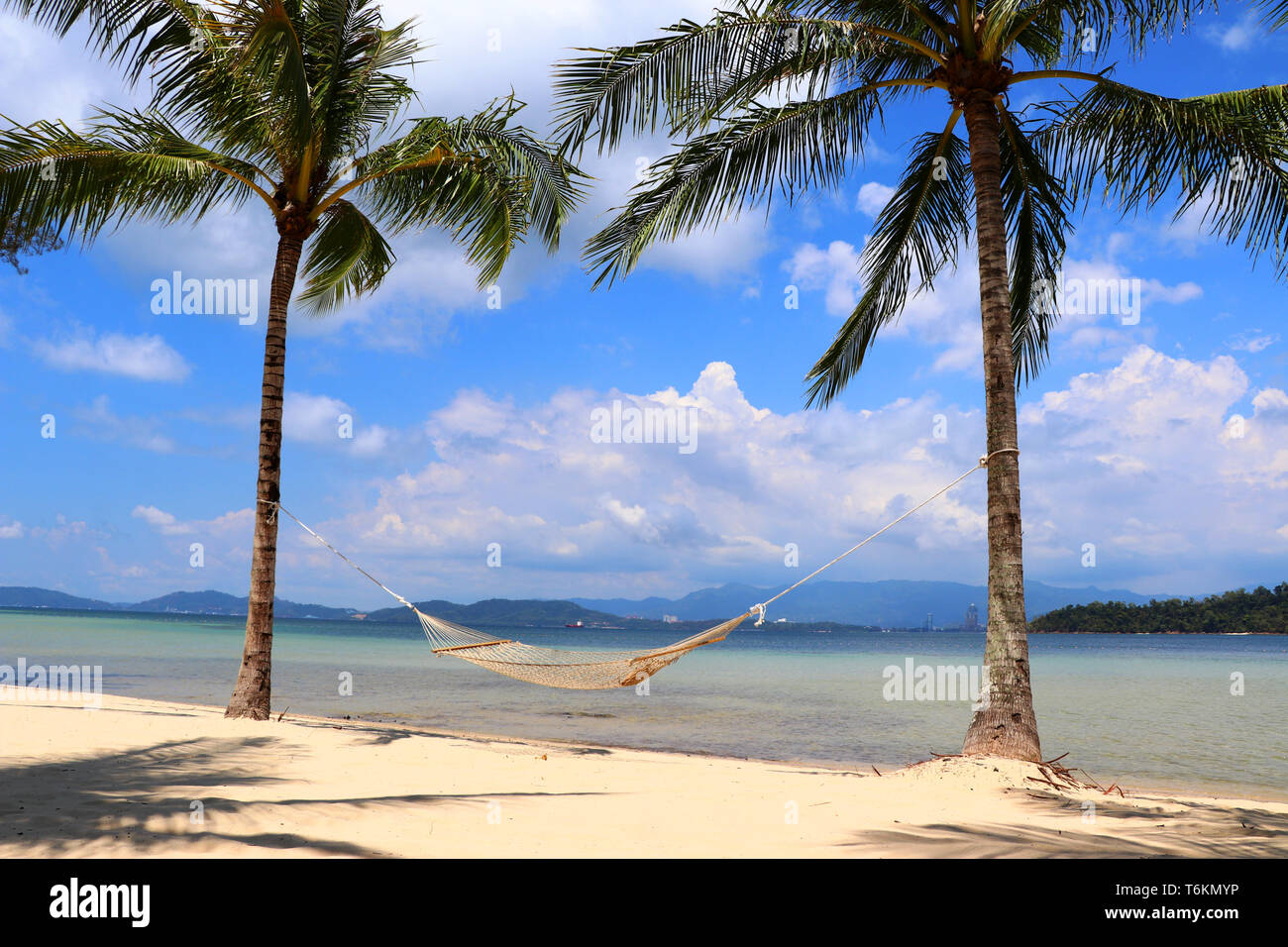 Due palme con amaca sulla spiaggia - Gaya Island Malaysia Asia Foto Stock