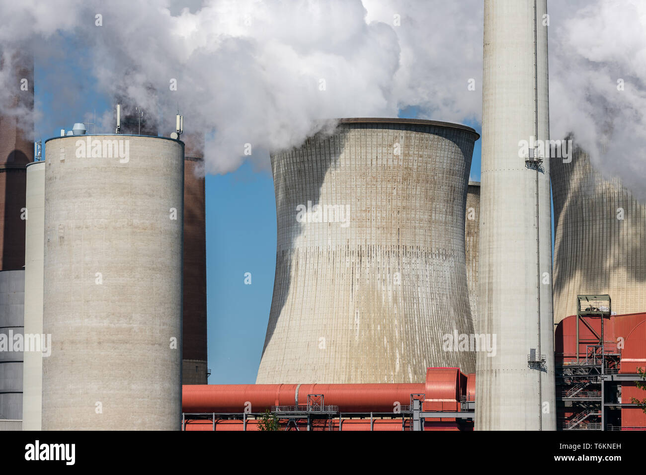 Torri di raffreddamento e fumaioli Coal Fired power plant in Germania Foto Stock