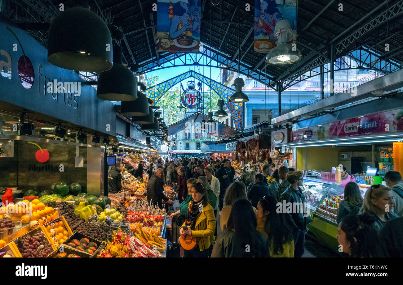 Il Mercado de la Boquería. (Mercato di Boqueria) Barcelona, Spagna. Foto Stock