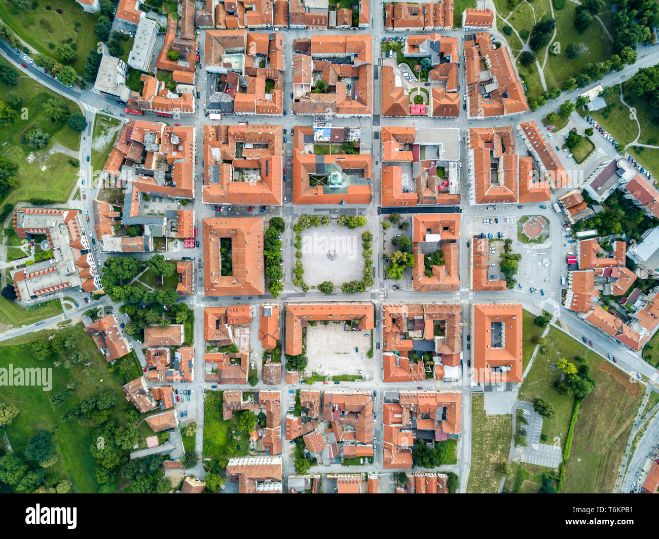 Esagono di Karlovac city centre, all'interno di sei punte a forma di stella fortezza rinascimentale costruita contro ottomani, Croazia. Regolare la pianificazione ortogonali. Foto Stock