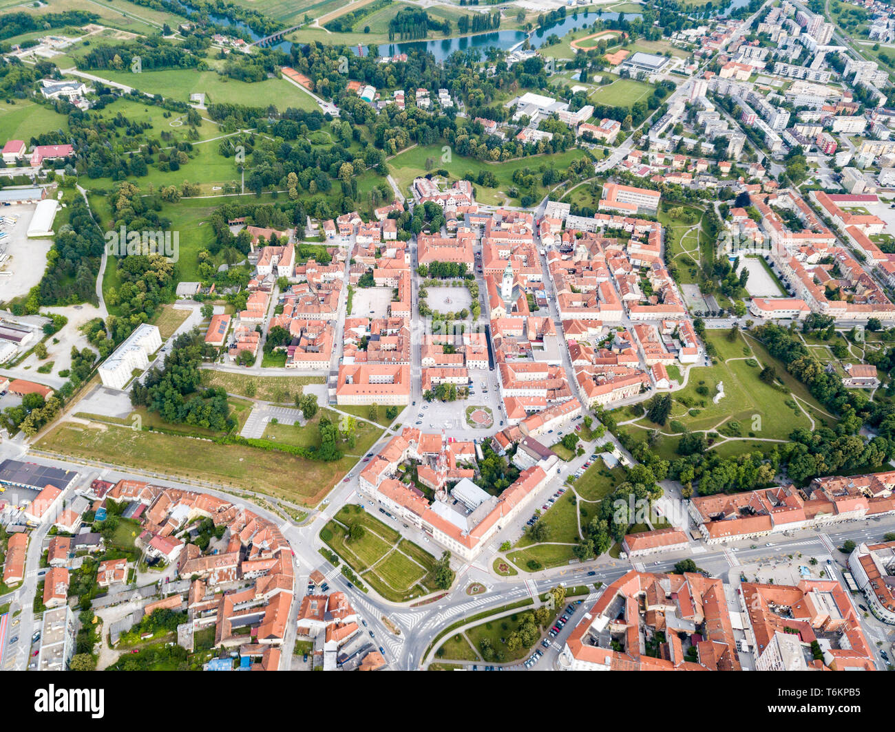 Esagono di Karlovac city centre, all'interno di sei punte a forma di stella fortezza rinascimentale costruita contro ottomani, Croazia. Regolare la pianificazione ortogonali. Foto Stock