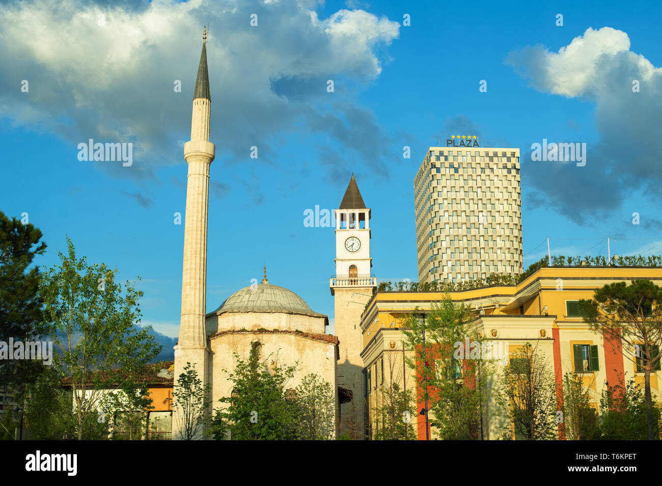 Recentemente ricostruita city central Piazza Skanderbeg, cittadini a piedi la zona pedonale. Foto Stock