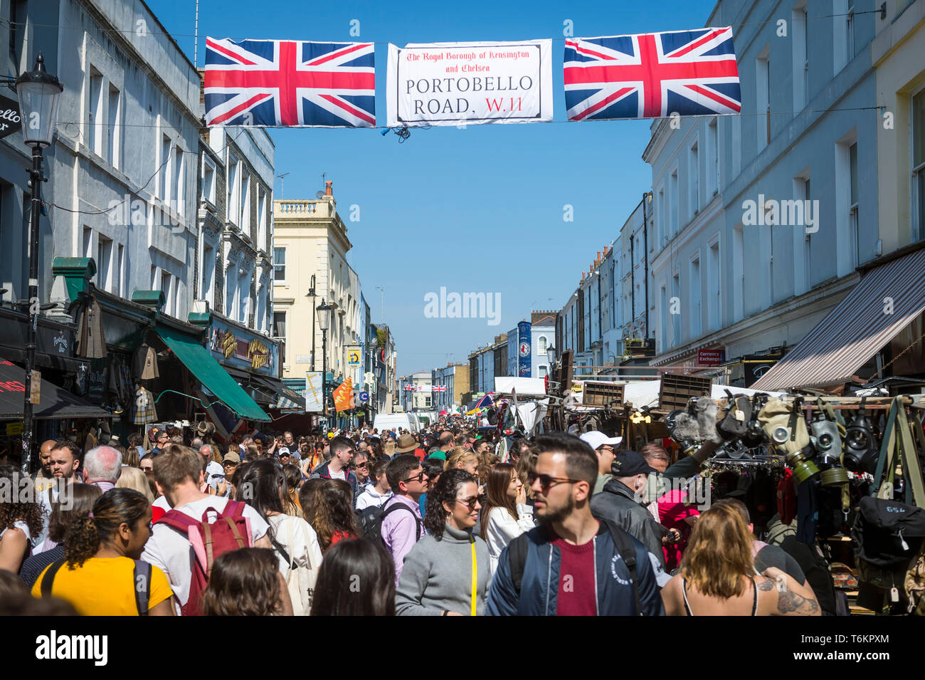 Londra - 20 Aprile 2019: Visitatori affollano il settimanale mercato di antiquariato di Portobello Road a Notting Hill. Foto Stock