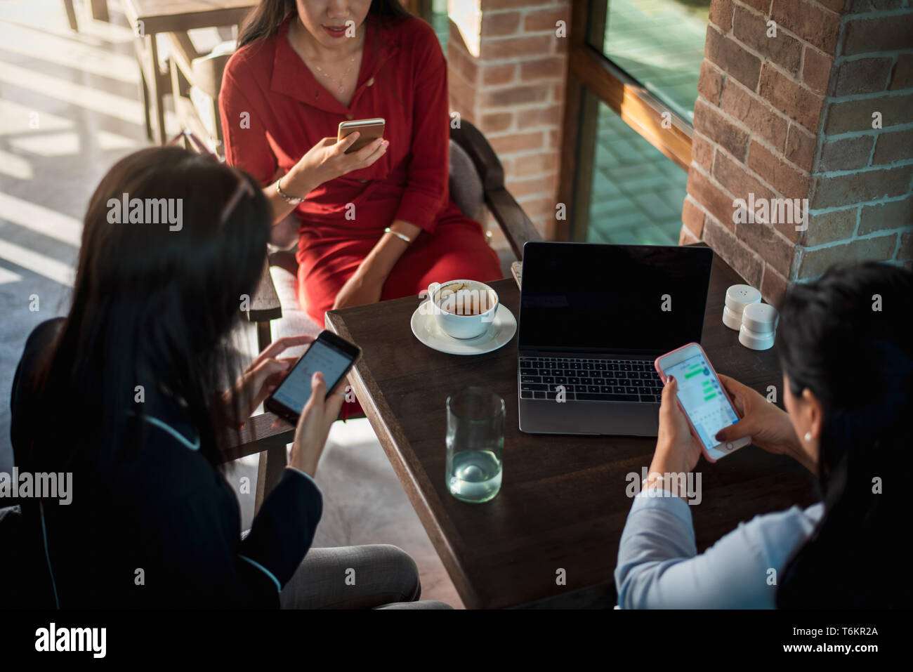 Le donne che utilizzano telefoni in un bar vista superiore, social media addiction abstract Foto Stock