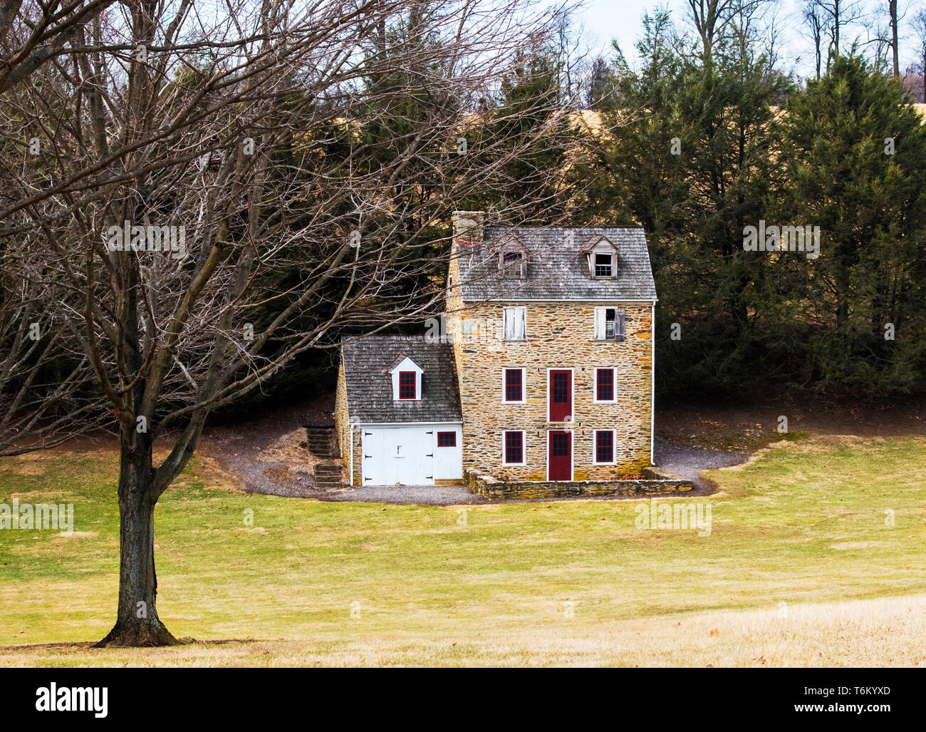 Abbandonata vecchia casa di pietra 1 di 2 Foto Stock