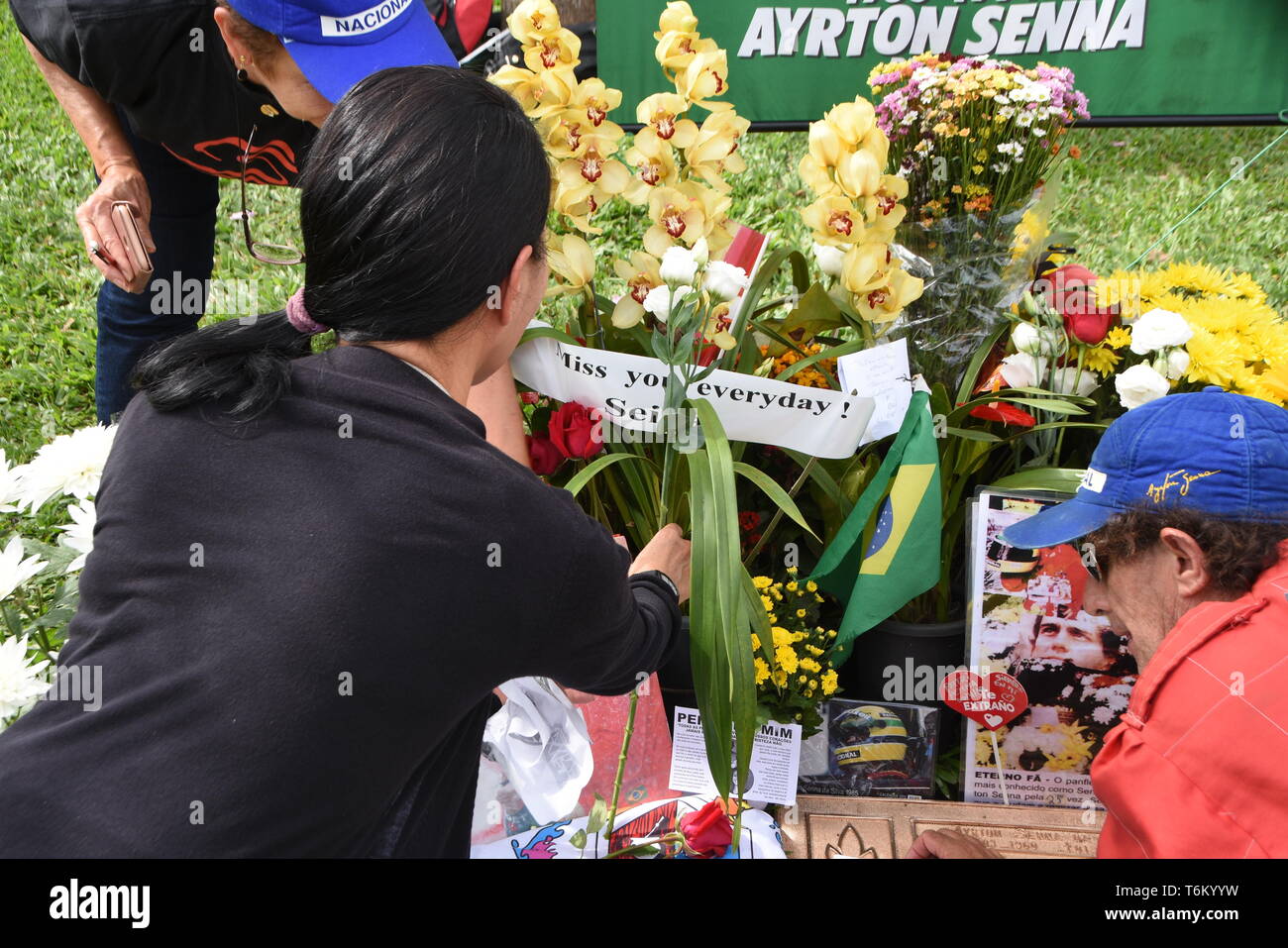 I fan di visitare la tomba del pilota di Formula 1 Ayrton Senna a