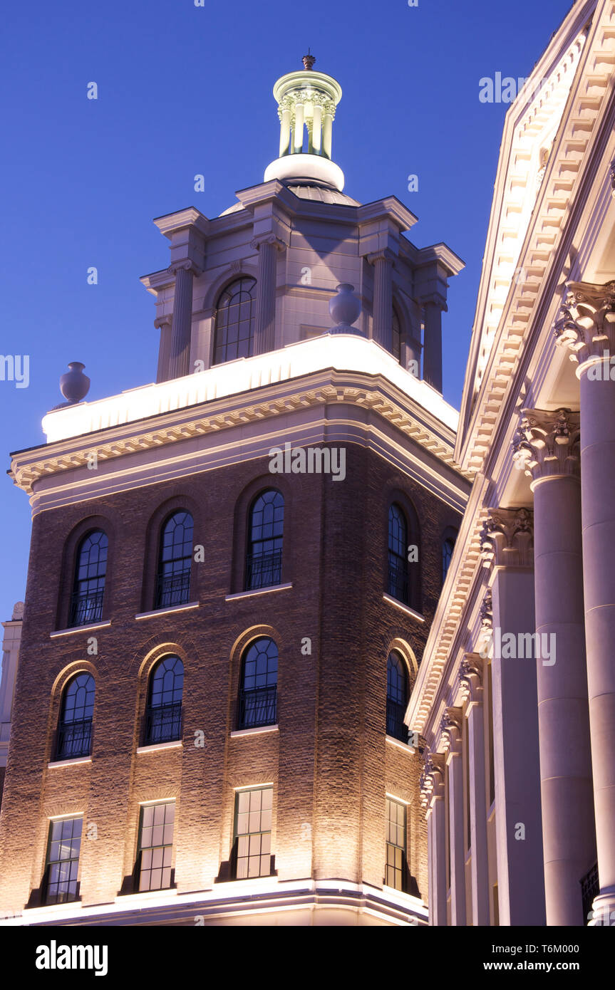 Appartamenti moderni e lussuosi, spalliere progettato nel nuovo stile classico. La torre del nuovo Royal Pavilion di regina madre Square, Poundbury, Dorset, Regno Unito. Foto Stock