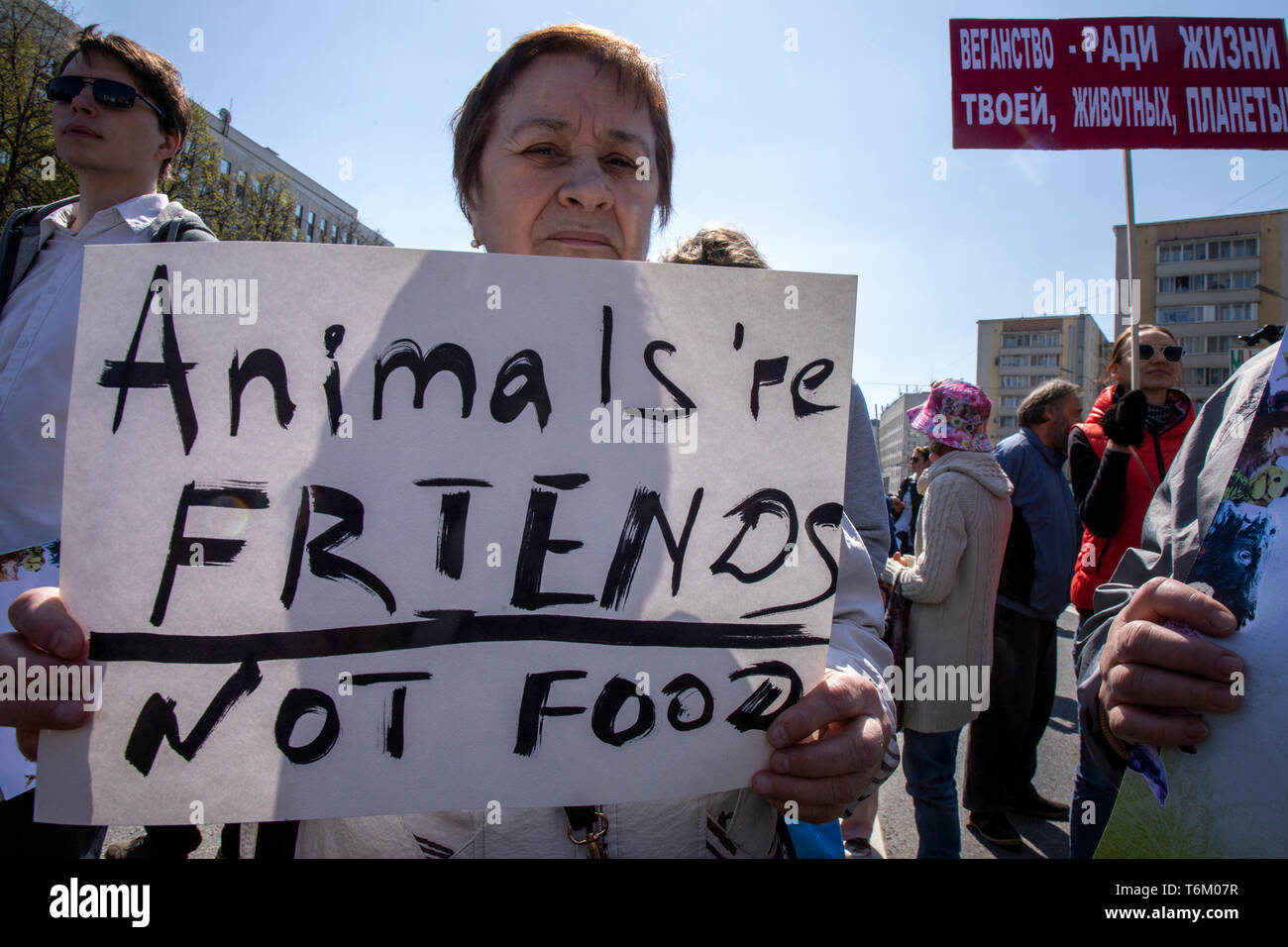 Mosca, Russia. Il 1 maggio, 2019 persone tengono posters durante l'animale marzo attraverso le strade del centro di Mosca, Russia Foto Stock