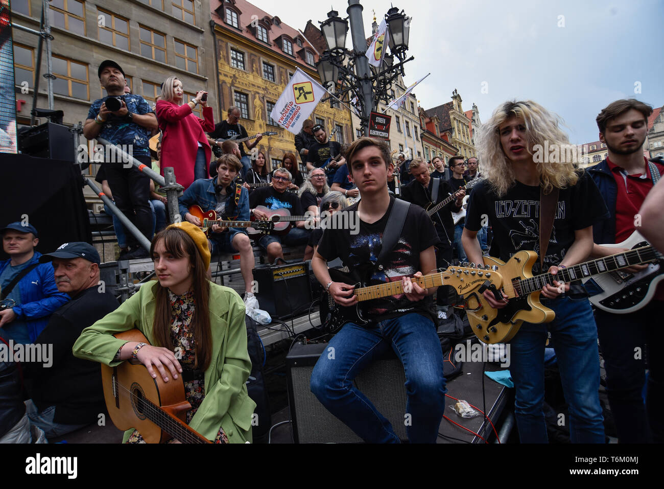 Un raduno di chitarristi visto il tentativo di battere il record Guinness per ensemble di suonare la chitarra presso la piazza principale. Secondo l'organizzatore, rapporti dire 7243 musicisti riuniti in Wroclaw piazza del mercato per riprodurre la musica di Jimi Hendrix della hit 'Hey Joe'. Foto Stock