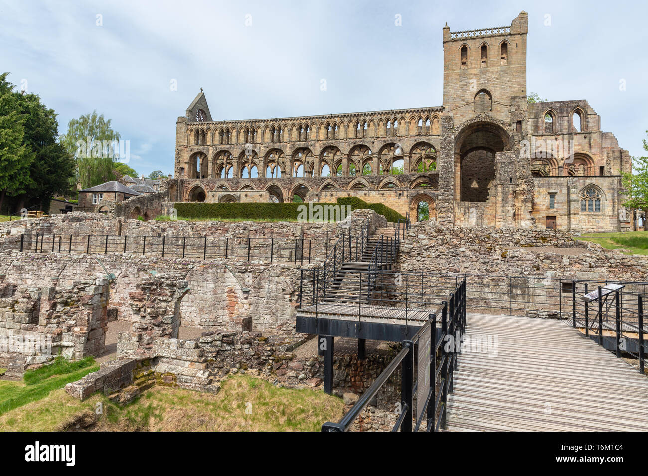 Passerella per le rovine di Jedburgh Abbey a Scottish Borders Foto Stock